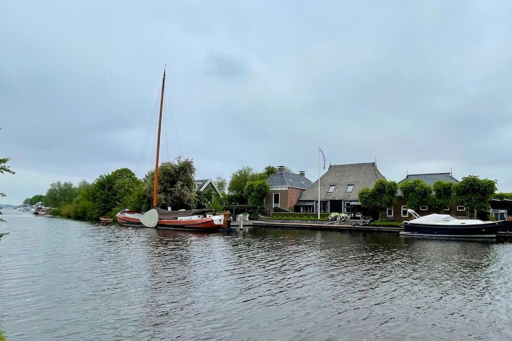Oostermeer Puur Eastermar - Monumentaal, Authentiek En Luxe Koetshuis Aan Open Vaarwater Met Jacuzzi En Sauna מראה חיצוני תמונה