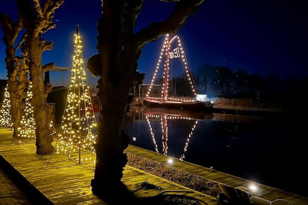 Oostermeer Puur Eastermar - Monumentaal, Authentiek En Luxe Koetshuis Aan Open Vaarwater Met Jacuzzi En Sauna מראה חיצוני תמונה