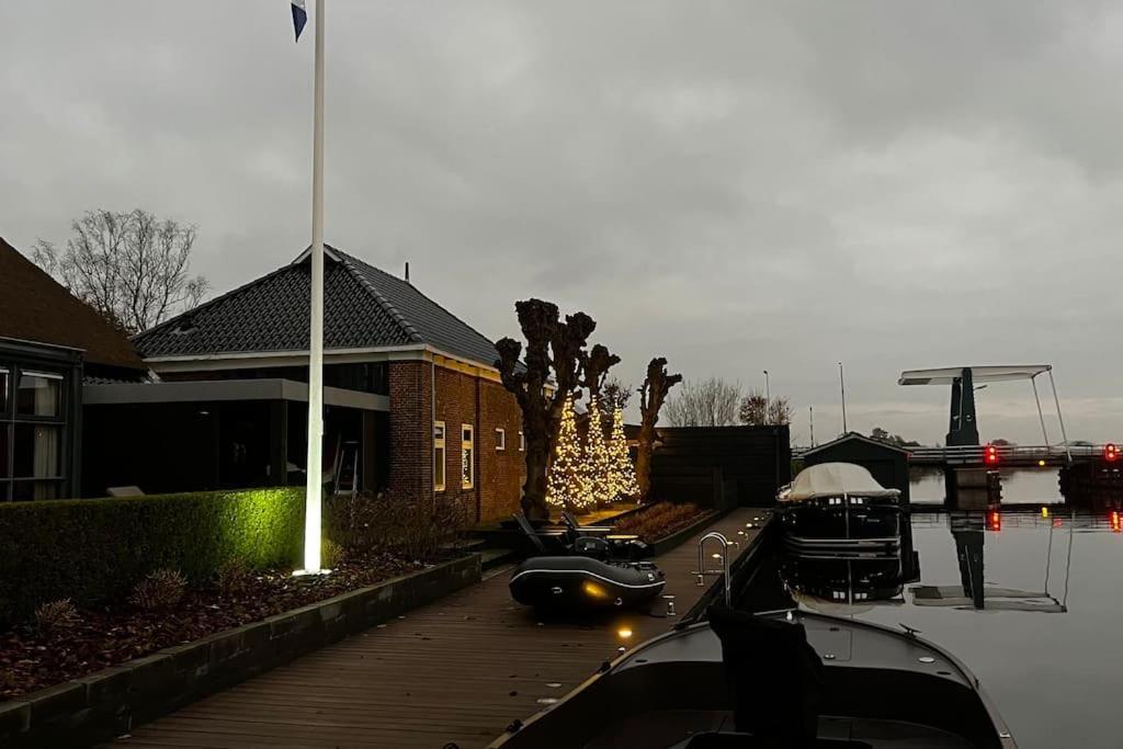 Oostermeer Puur Eastermar - Monumentaal, Authentiek En Luxe Koetshuis Aan Open Vaarwater Met Jacuzzi En Sauna מראה חיצוני תמונה