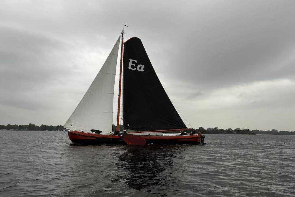 Oostermeer Puur Eastermar - Monumentaal, Authentiek En Luxe Koetshuis Aan Open Vaarwater Met Jacuzzi En Sauna מראה חיצוני תמונה