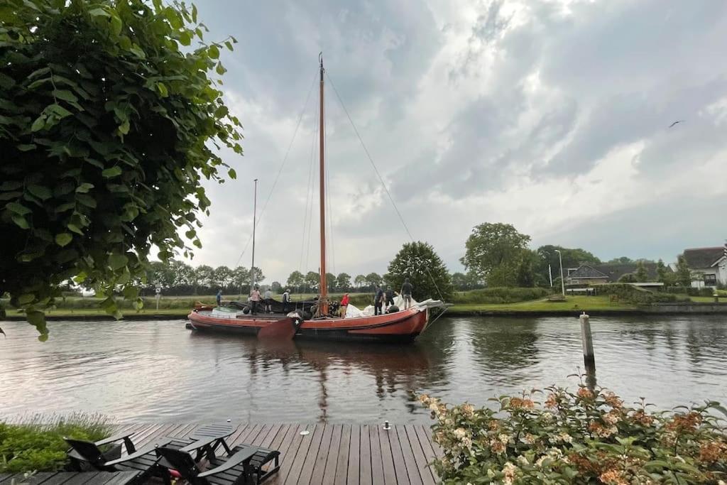 Oostermeer Puur Eastermar - Monumentaal, Authentiek En Luxe Koetshuis Aan Open Vaarwater Met Jacuzzi En Sauna מראה חיצוני תמונה