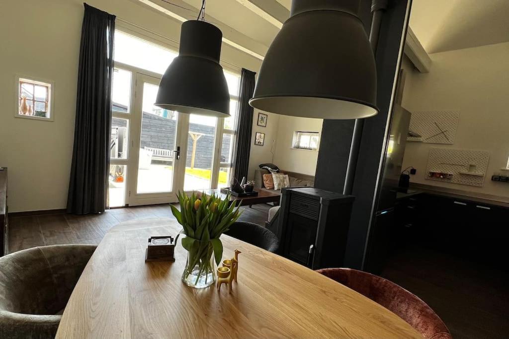 Oostermeer Puur Eastermar - Monumentaal, Authentiek En Luxe Koetshuis Aan Open Vaarwater Met Jacuzzi En Sauna מראה חיצוני תמונה