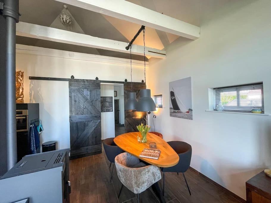 Oostermeer Puur Eastermar - Monumentaal, Authentiek En Luxe Koetshuis Aan Open Vaarwater Met Jacuzzi En Sauna מראה חיצוני תמונה