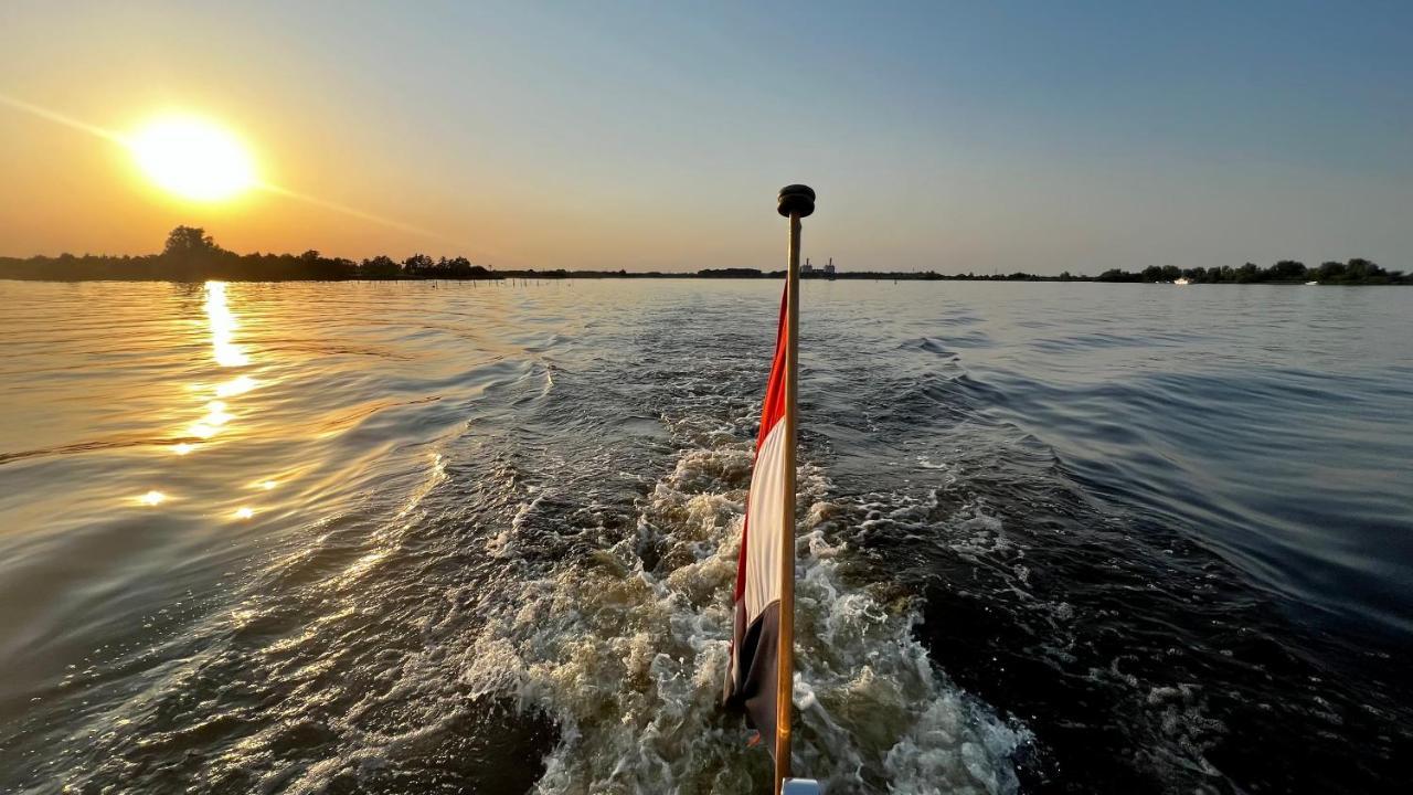 Oostermeer Puur Eastermar - Monumentaal, Authentiek En Luxe Koetshuis Aan Open Vaarwater Met Jacuzzi En Sauna מראה חיצוני תמונה