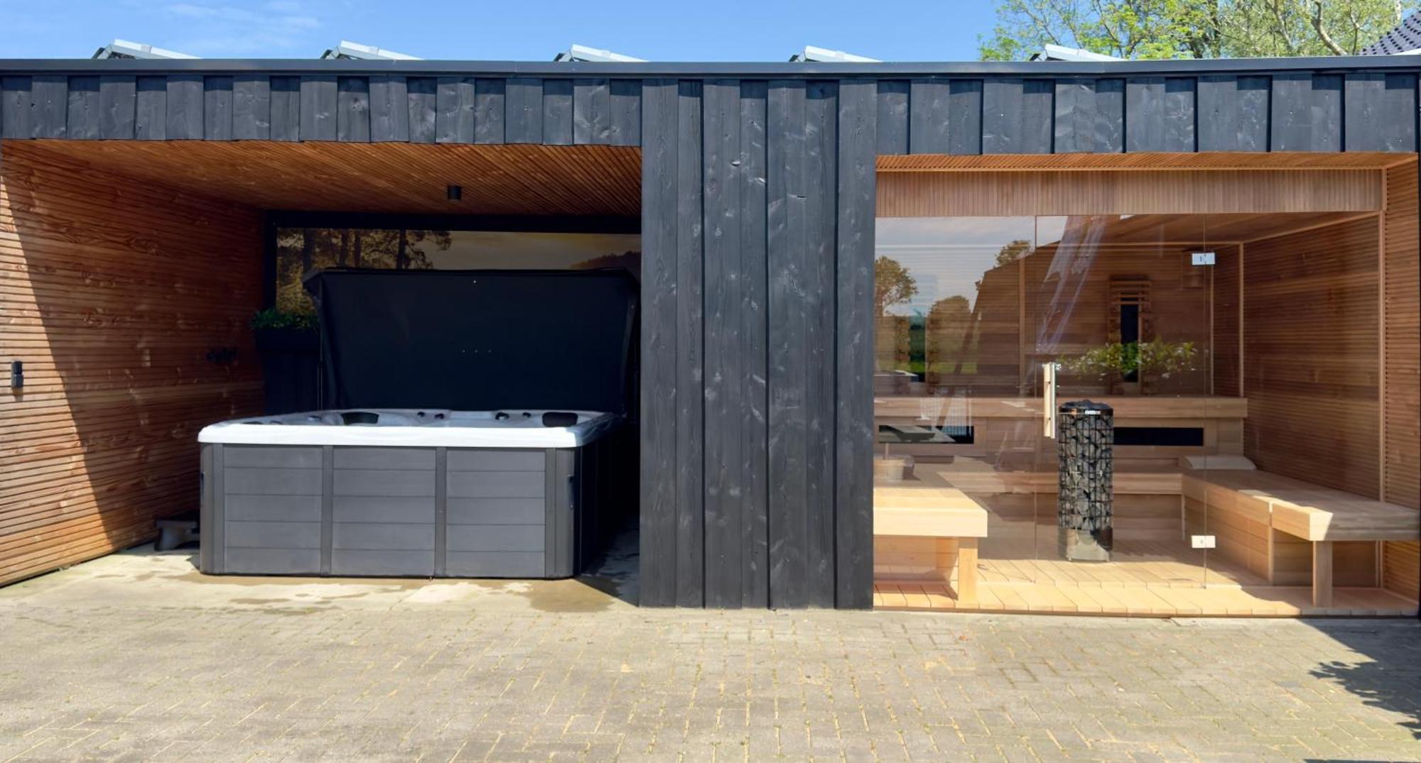 Oostermeer Puur Eastermar - Monumentaal, Authentiek En Luxe Koetshuis Aan Open Vaarwater Met Jacuzzi En Sauna מראה חיצוני תמונה
